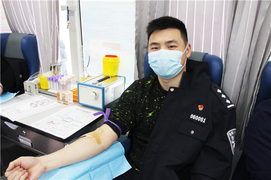 人民警察一心為民，捋袖捐血鐵血柔情——安康市公安局積極開展冬季獻(xiàn)血活動
