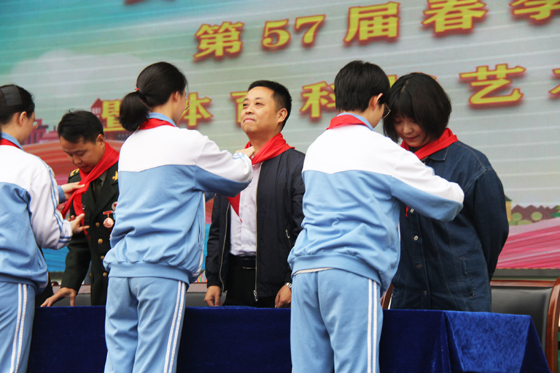 關(guān)心公益 感恩奉獻 ——我站職工參加市一小春季運動會暨體育科技藝術(shù)節(jié)開幕式