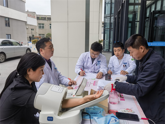 一“臂”之力，踐行醫(yī)者擔(dān)當(dāng)——安康市中心血站聯(lián)合漢濱區(qū)第三人民醫(yī)院開展無償獻(xiàn)血活動