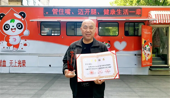 安康李軍，18年獻出“10”個自己……