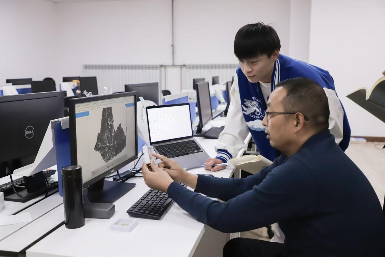 安陽師范學(xué)院甲骨文信息處理教育部重點實驗室，劉永革正在給學(xué)生講甲骨文。受訪者供圖