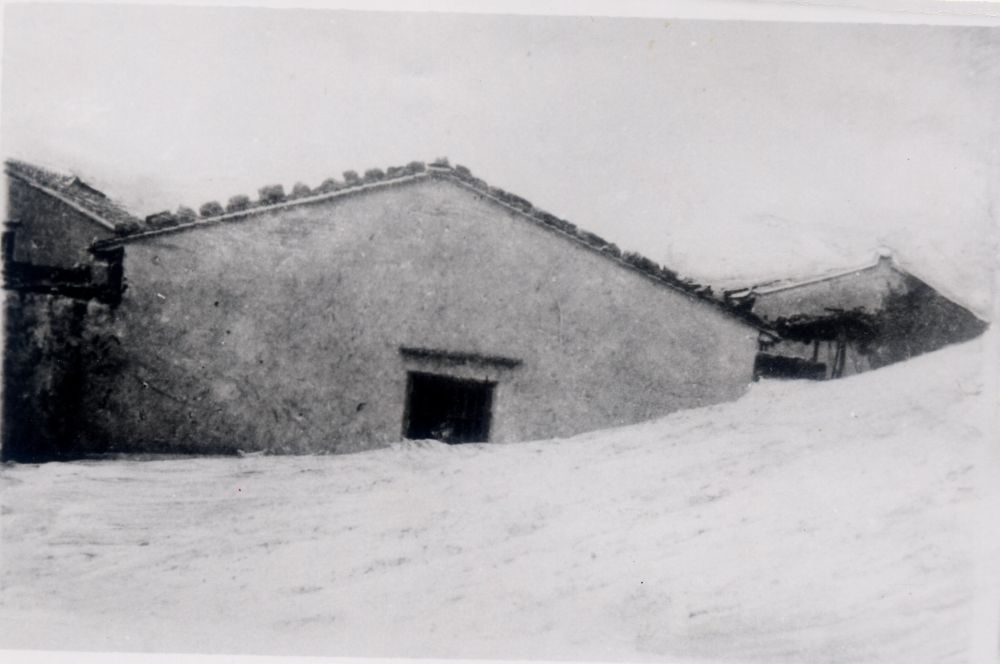 昔日的東山島風沙掩埋部分村民村舍（資料照片）。